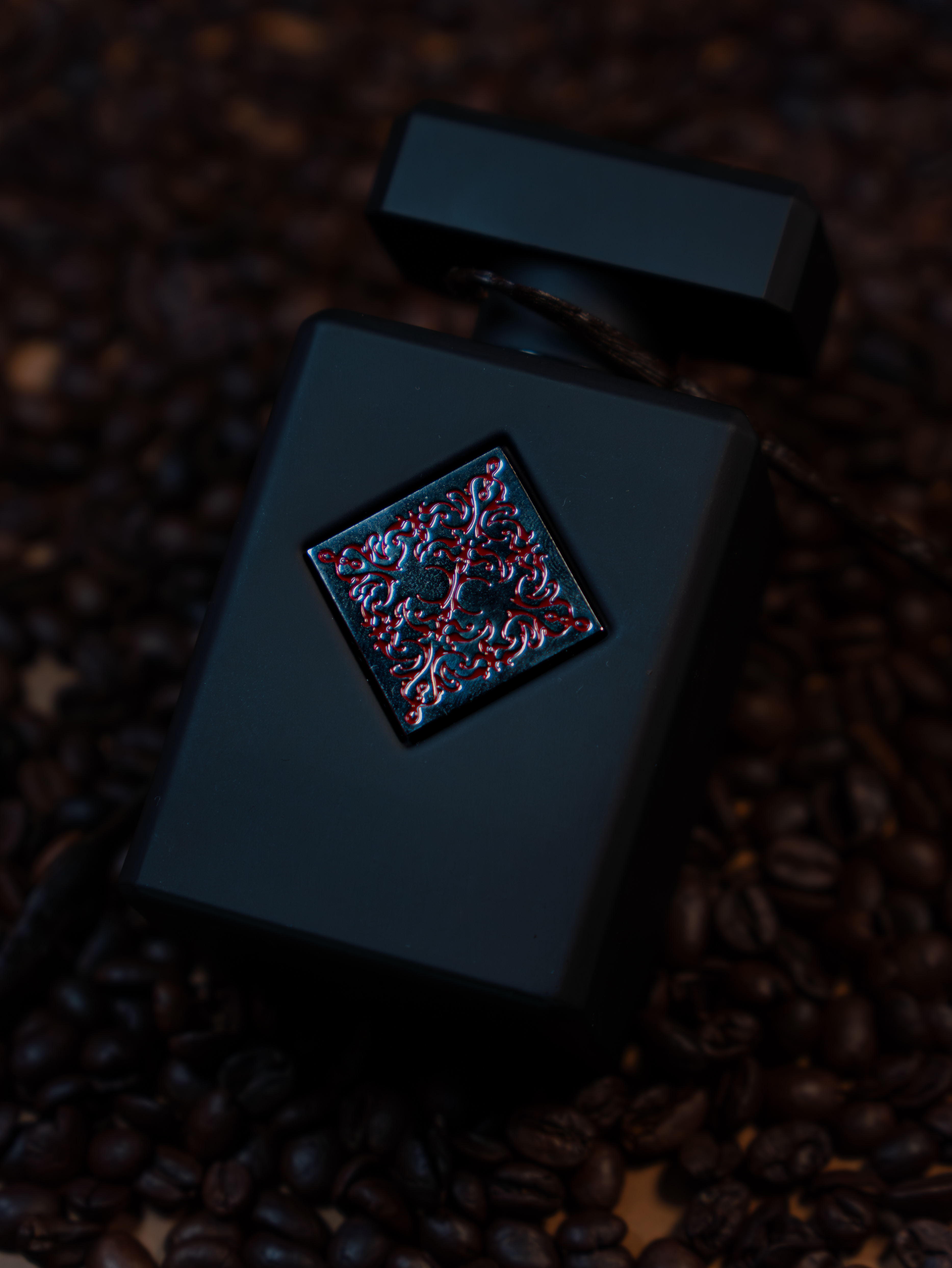 Produktfotografie – Flakon auf Kaffeebohnen